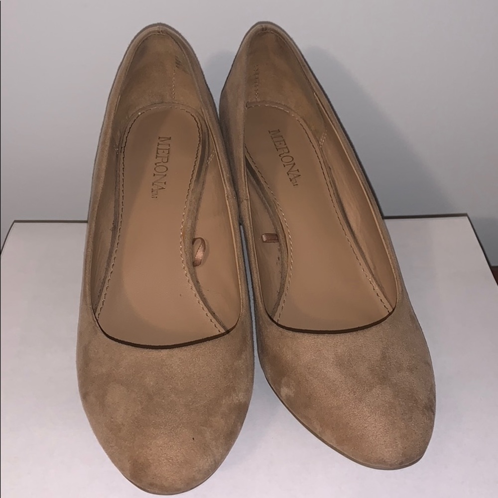 TAN WEDGES